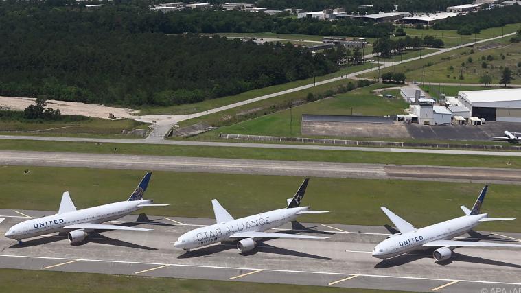 Viele Flugzeuge parken derzeit und fliegen nicht.