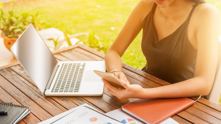 Viele Menschen arbeiten zurzeit im Homeoffice. Computerbeziehungsweise Laptop sind da im Dauereinsatz – und brauchendeshalb besonderen Schutz vor Sonne und Hitze.