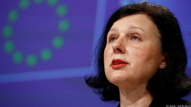Vize-Kommissionschefin Jourova fordert Plattformen zum Handeln auf.