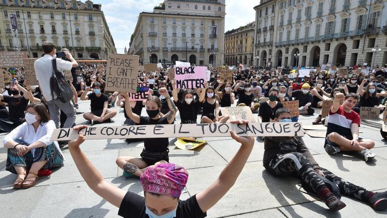 Weltweit haben Menschen gegen Rassismus und Gewalt demonstriert. Hier Demonstranten in Turin.