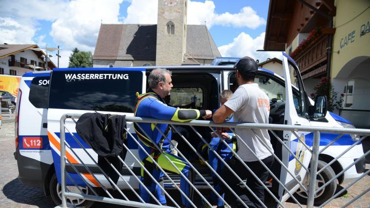 Zahlreiche Einsatzkräfte, darunter auch die Kollegen, stehen bei der Suche nach dem Vermissten im Einsatz.