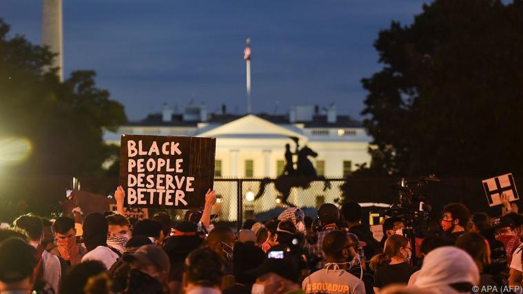 Zahlreiche Menschen protestieren in Washington gegen Polizeigewalt.