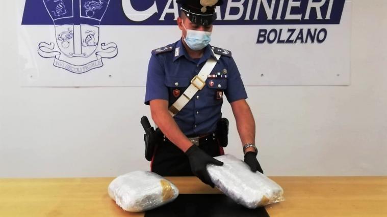 2 Kilogramm Marihuana fanden die Carabinieri im Rucksack einer jungen Frau.