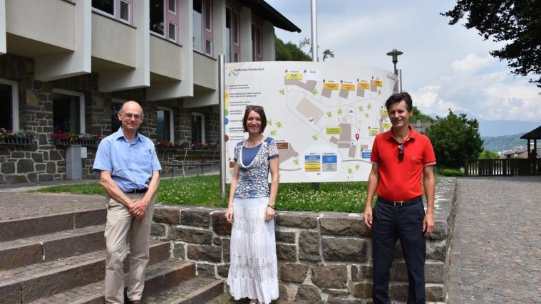 Alperia spendet 30.000 Euro an das Südtiroler Kinderdorf. v.l.: Heinz Senoner (Direktor Südtiroler Kinderdorf), Magda M. Moroder (Public Relations Alperia), Stefan Stabler (Direktor Brand & Communication Alperia)