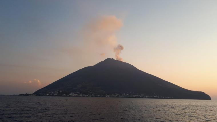 Am Sonntagmorgen kam es zu 2 Explosionen im Vulkan Stromboli. Archivbild