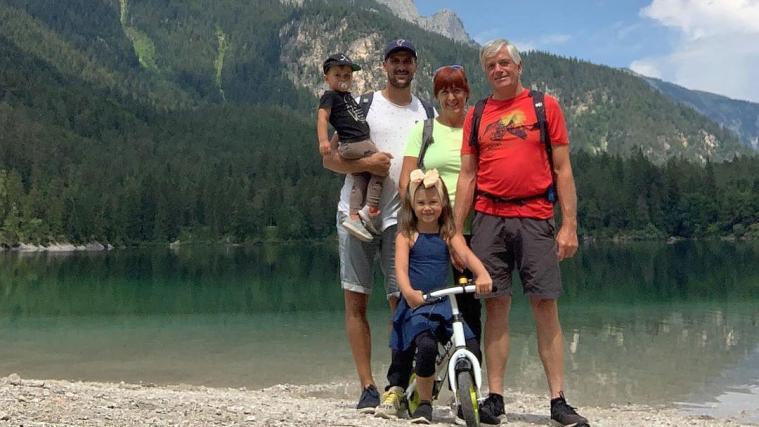 Andreas Bernard mit seinen beiden Kindern und seinen Eltern bei einem Familienausflug.