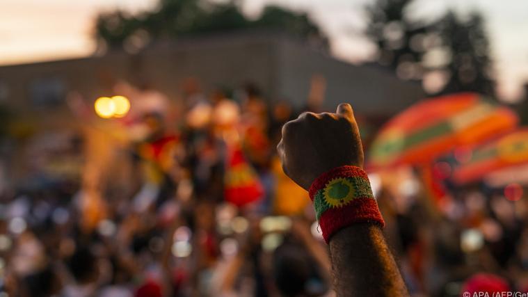 Armband mit dem Oromo-Flaggensymbol.