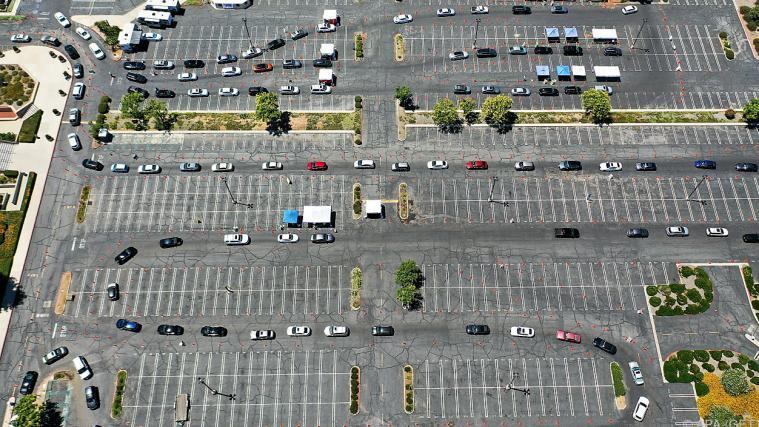 Autoschlange vor dem Corona-Test in Los Angeles, Kalifornien.