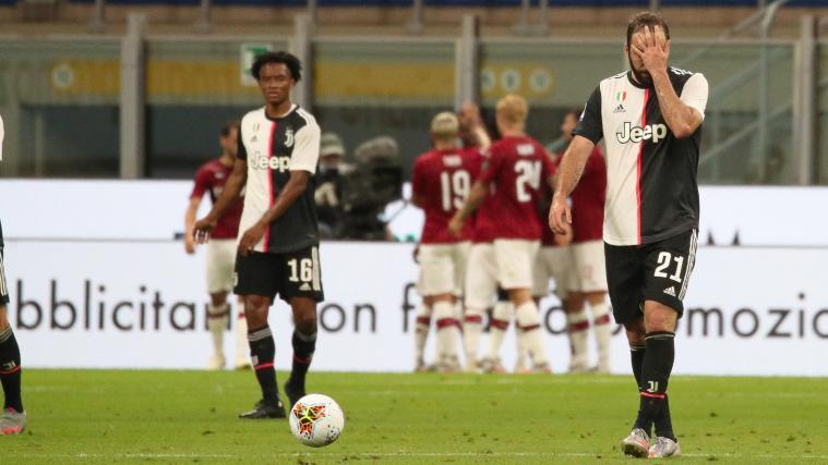 Bedröppelte Minen bei Cuadrado und Higuain, während Milan im Hintergrund feiert.