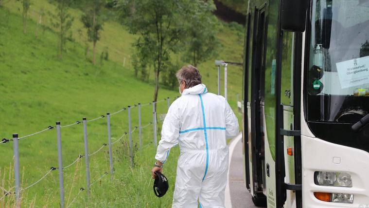 Bluttat in Linienbus vor anderen Fahrgästen.