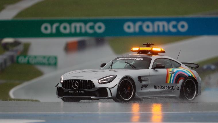 Das Safety-Car testet die Strecke.