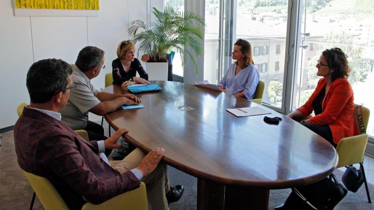 Das Treffen mit dem neuen Wobi-Vorstand am Montag: (v.l.) Ressortdirektor Luca Critelli, Heiner Schweigkofler, Landesrätin Waltraud Deeg, Francesca Tosolini und Sabine Fischer.