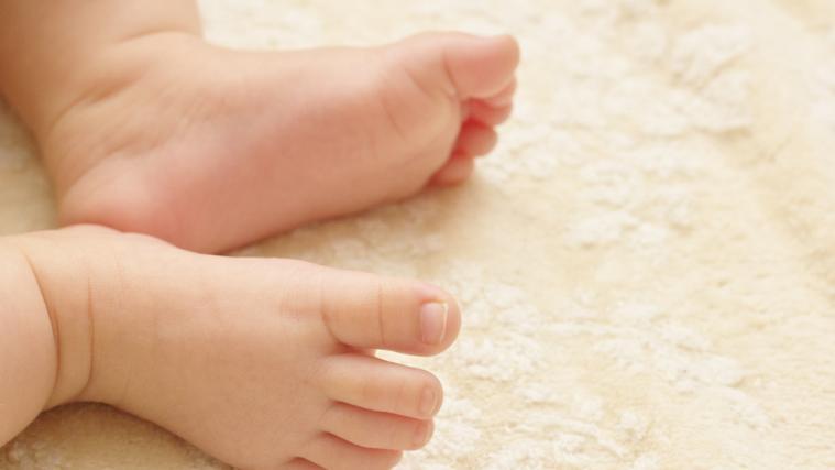Das wenige Monate alte Baby wurde positiv auf das Virus getestet (Symbolfoto).