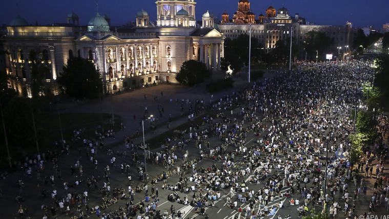 Demonstranten setzten sich auf die Straße vor dem Parlament.
