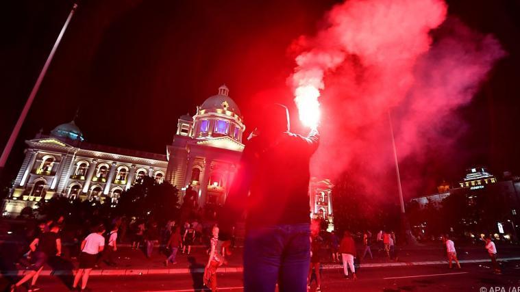 Demonstranten stürmen zum Parlamentsgebäude in Belgrad.