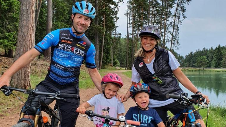 Denise Karbon mit ihrem Ehemann Franz Hofer und ihren beiden Kindern.