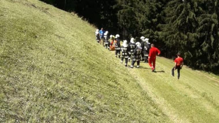 Der Bauer war beim Heuwenden im steilen Gelände mit der Heuraupe abgestürzt.