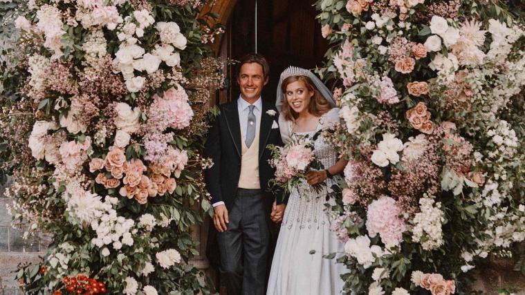 Der britische Königspalast hat am Samstag Fotos der Hochzeit von Prinzessin Beatrice veröffentlicht.