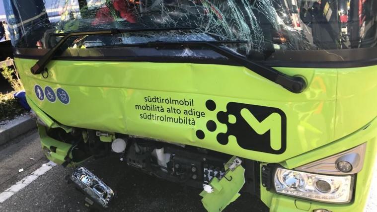 Der Linienbus wurde bei dem Auffahrunfall erheblich beschädigt.