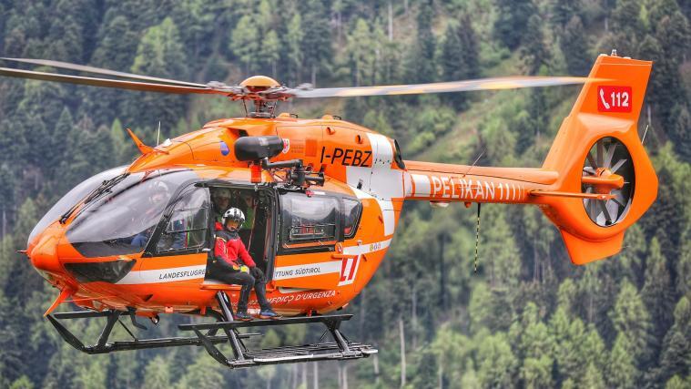 Der Schwerverletzte wurde vom Notarzthubschrauber Pelikan 1 ins Krankenhaus gebracht. (Symbolbild)