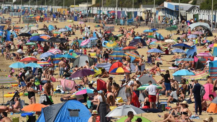 Die heißen Temperaturen zogen auch am Freitag wieder viele Urlauber an den Strand von Bournemouth.