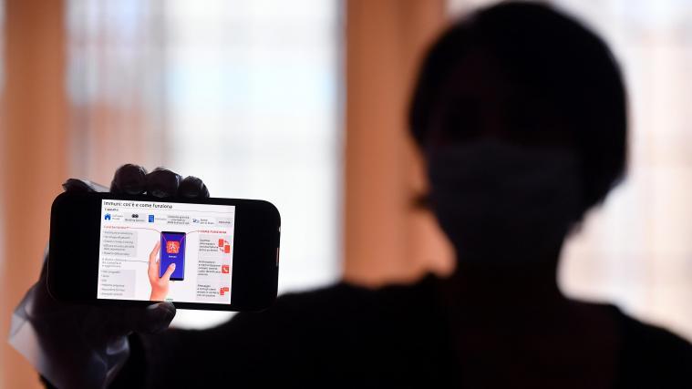 Die kostenlose App, die von einem Mailänder Unternehmen im Auftrag der Regierung entwickelt wurde, soll Bürgern einen Hinweis senden, wenn sie sich in der Nähe eines Infizierten aufgehalten haben.
