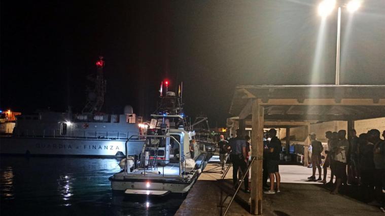 Die Migranten erreichten Lampedusa in der Nacht auf Samstag.