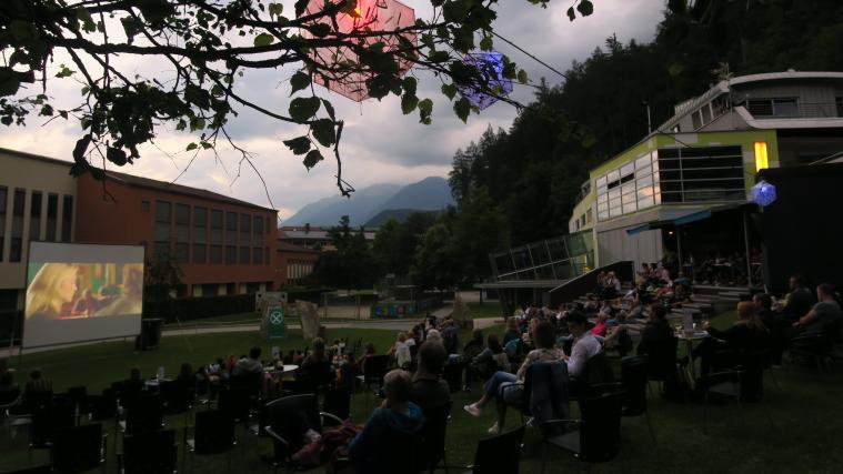 Die Naturarena vor dem UFO in Bruneck bietet Platz für 200 Gäste.