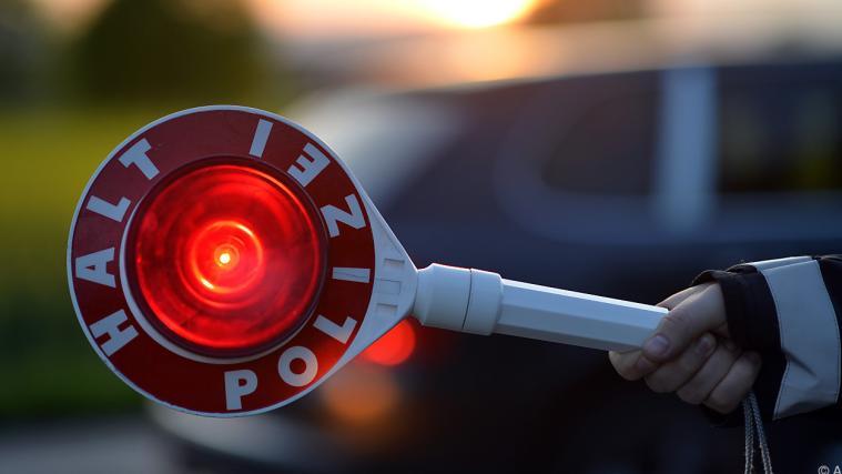 Die Polizei zog den Mann aus dem Verkehr.