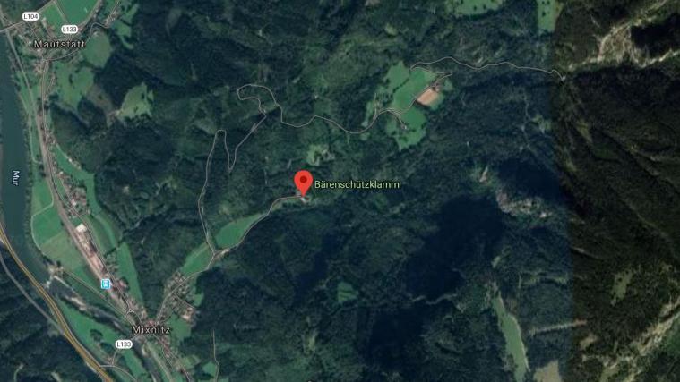 Die Rettungskräfte mussten auch den eiskalten Mixnitzbach mit Hilfe einer Canyoning-Rettungsgruppe aus der Obersteiermark absuchen, da sich dort eventuell weitere Opfer finden könnten.