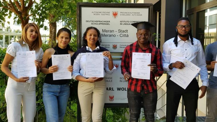 Die Schüler der Mittelschule „Carl Wolf“ bei der Diplomübergabe. V.l.: Ruth (Brasilien), Elizabeth (Honduras), Mariana (Venezuela), Chaka (Mali), Vincent (Nigeria), Sahil (Indien). 2 Schüler (Demba aus Senegal und Hamid aus Afghanistan) konnten bei der Diplomverleihung nicht anwesend sein.