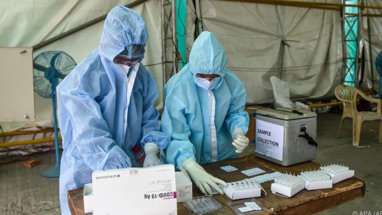 Die WHO meldet einen Rekordanstieg von 230.000 neuen Coronavirus-Fällen weltweit.