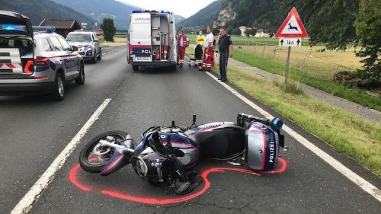 Ein Beamter auf einem Polizeimotorrad zog sich bei dieser wilden Verfolgungsjagd schwere Verlet