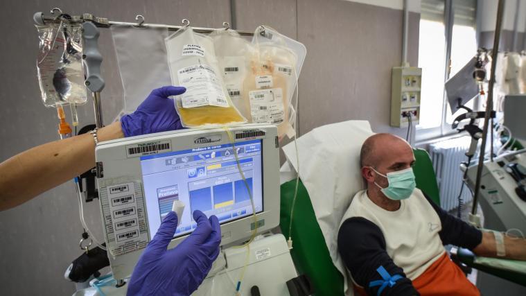 Ein Corona-Erkrankter unter Plasma-Therapie im Polyklinikum von Pavia (Lombardei).
