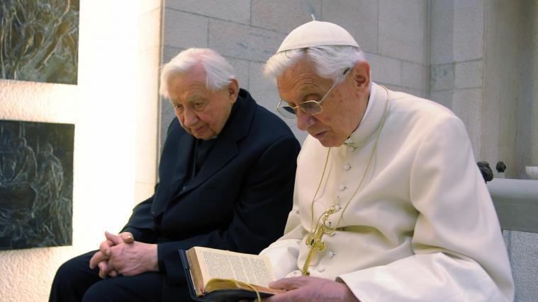 Ein Foto aus dem Jahre 2012. Georg Ratzinger (links) und sein um 3 Jahre jüngerer Bruder Joseph Ratzinger, Papst Benedikt XVI. in Rom.
