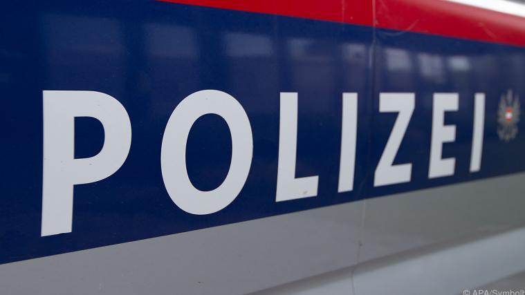 Ein Mann wurde festgenommen, nachdem er einen Autofahrer mit einem Küchenmesser bedroht hatte.