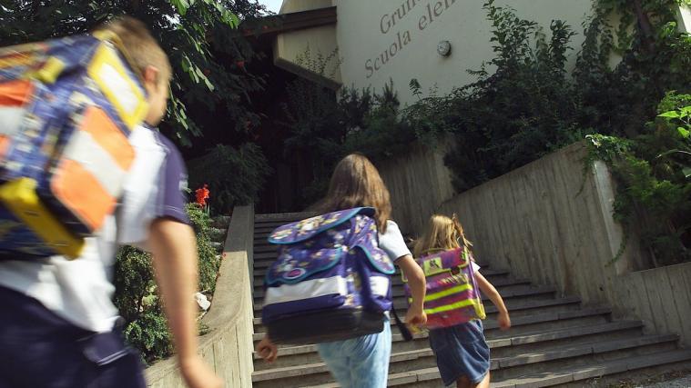 Eltern, die ihre Kinder mangels öffentlicher Transportmöglichkeiten selbst zur Schule führen müssen, können noch bis 7. August das Kilometergeld beantragen.
