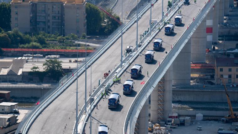 Erste Fahrzeuge haben die neu errichtete Brücke des Stararchitekten Renzo Piano in Genua befahren.