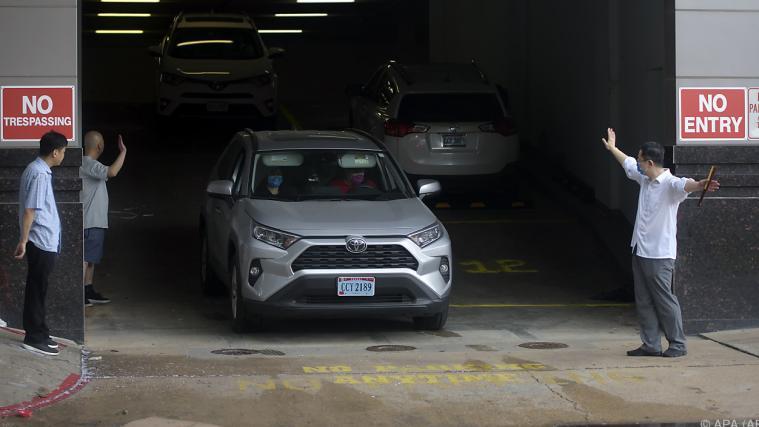 Fahrzeuge verlassen das chinesische Konsulat in Houston.
