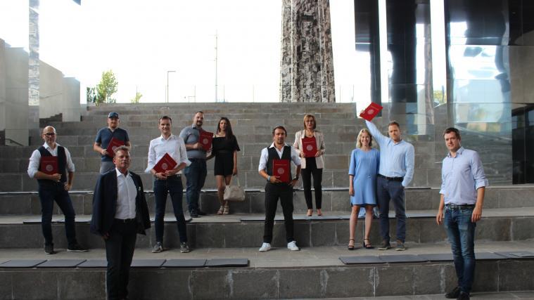 Folgende Mitarbeiter der Betriebe haben den Praxislehrgang erfolgreich abgeschlossen: Anna Dallemulle, (aries.creative), Markus Pircher (Elektro Haller), Ivan Weitgruber (Weitsped), Armin Leitner (Autotest), Egon Gamper (Podini), Michael Tschöll (Mader GmbH) und Florian Mader (Mader Gmbh).