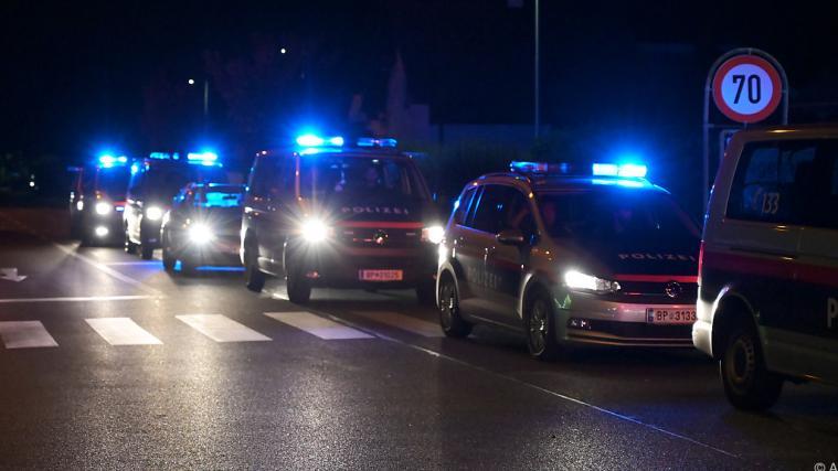 Großes Polizeiaufgebot beim Tatort in Gerasdorf.