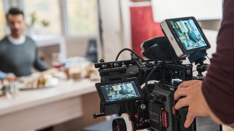 „Kamera läuft“ Das Team von maramo dreht und schneidet den Film genau auf die Kundenbedürfnisse zu