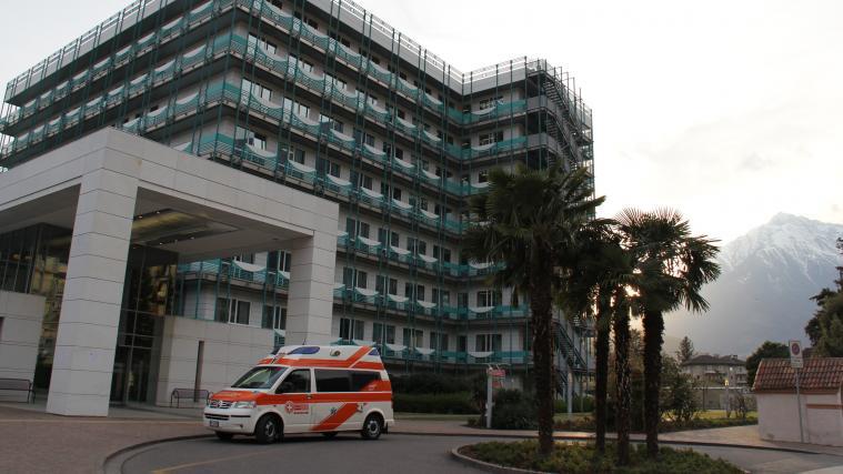 Im Meraner Krankenhaus wurde eine Angestellte positiv auf Covid-19 getestet.