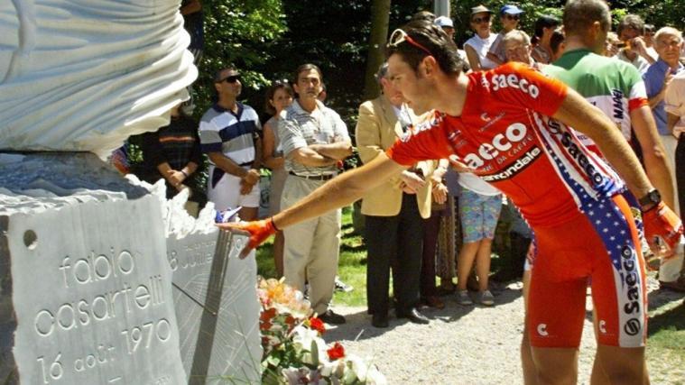 Immer wieder gedenken hier Radsportler dem verunglückten Fabio Casartelli