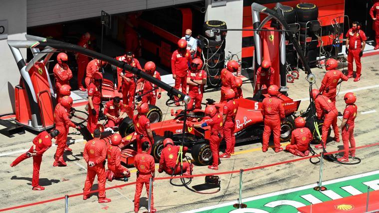 In der Ferrari-Box herrscht Hochbetrieb: Am Ende schieden aber beide Autos aus.