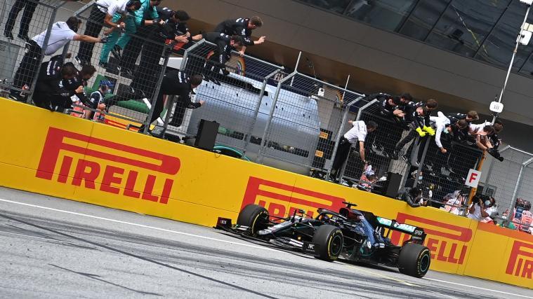 Jubel an der Boxenmauer: Lewis Hamilton feierte seinen ersten Saisonsieg.