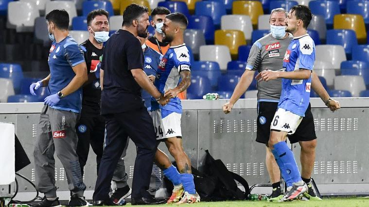 Jubel bei den Hausherren nach dem Siegtreffer. Napoli-Coach Gennaro Gattuso (3. v.l.) freut sich mit Lorenzo Insigne (4.v.l.).