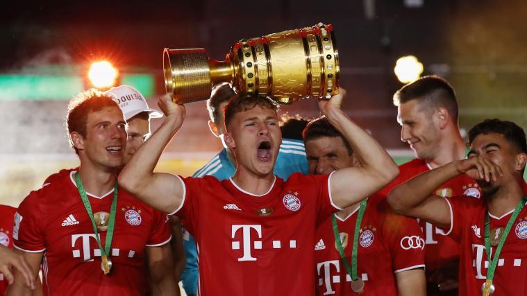 Kimmich jubelt mit Pokal