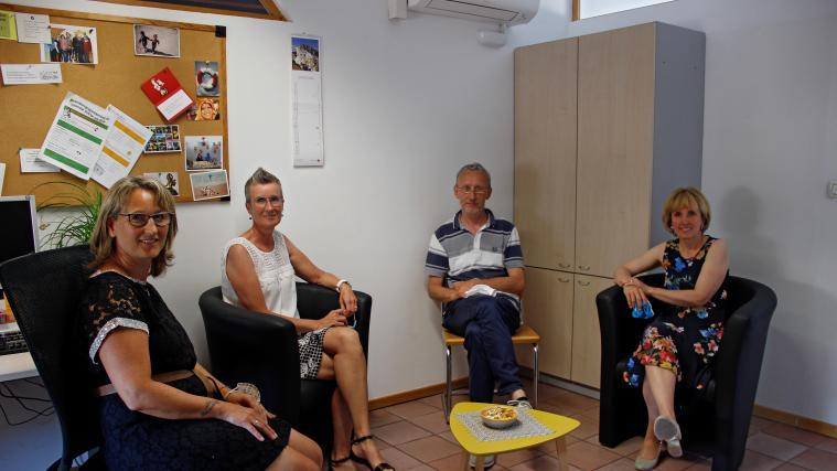 Landesrätin Waltraud Deeg (r.) hat sich bei (v.l.) Mitarbeiterin Anita Kröss, Leiterin Monika Steger und Caritas-Bereichsleiter Guido Osthoff über das Wirken der Telefonseelsorge informiert.
