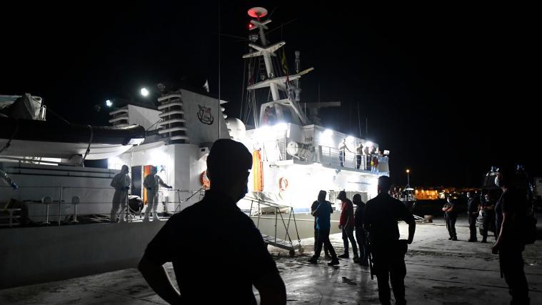 Migranten werden in Lampedusa an Bord begleitet.